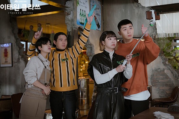 Park Seo-joon and his employees taking a group shot in Itaewon Class