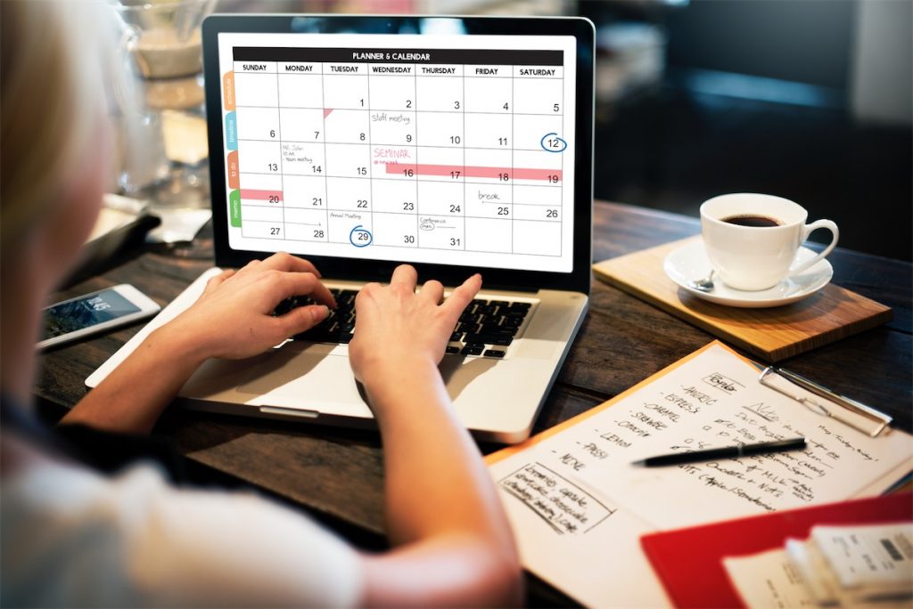 An editor planning on her content calendar to avoid making content marketing mistakes
